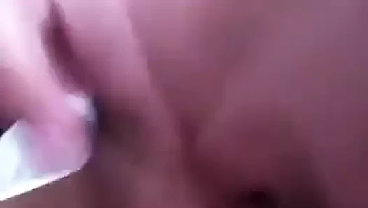 İskoç kız kendisi ile oynuyor