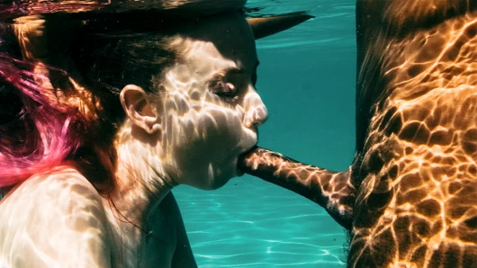 Çok güzel civciv sürmek bir dev siyah horoz