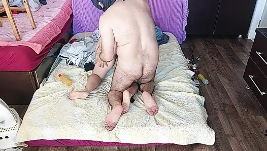 Sinnliche massage eines heißen paares mit Öl auf dem körper.