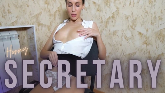 Yaramaz sekreter iş yerinde amına mastürbasyon yaparken diğerleri akşam yemeğinde! - Lilu Moon