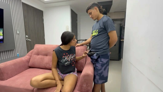 Utangaç üvey kız kardeşimi televizyonun kontrolünü verdiği için çok sert sikiyorum, zengin götünü çok fazla sütle dolduruyorum.