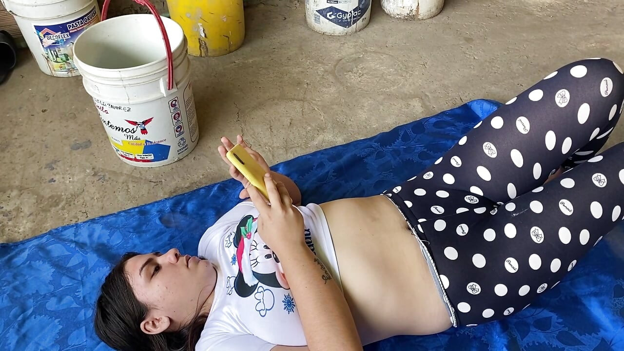 Üvey kız kardeşim güneşlenir ve ona eşlik ediyorum ve azıyorum, bu yüzden birbirimizi gerçekten sert sikiyoruz