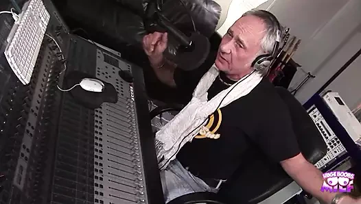 Çoraplı baştan çıkarıcı büyük memeli sürtükler azgın yaşlı erkeklerle üçlü seks yapıyor