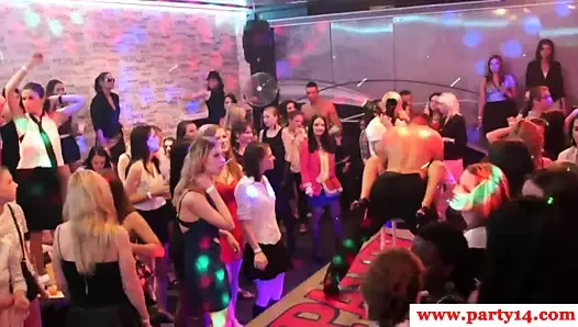 Gerçek Avrupalı amatörler striptizcilerin yarağını emiyor