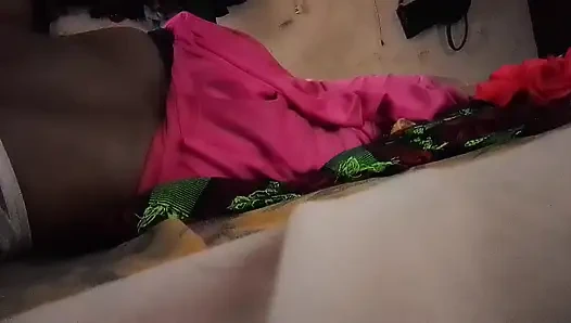 Köylü kızın göğüslerine kocası tarafından masaj yaptırılıyor