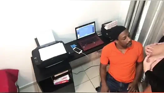 Clarkes Boutaine ve Ines Ventura ofiste