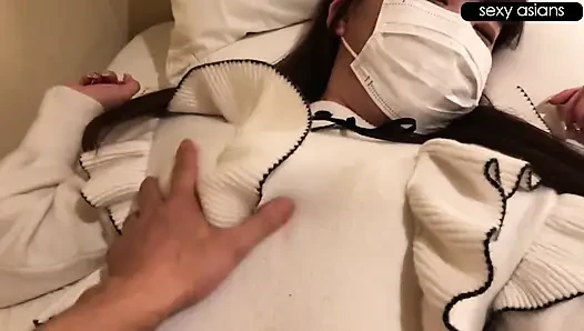 Hizmetçi kafe gizli oyun. İnce güzellik kapalı kapılar ardında her kuralı çiğnerken masumca gülümsüyor.