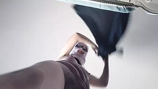 Seksi evli kadın ev işlerini çıplak yapıyor. Esmer kıllı amcık, büyük göt, büyük memeler.