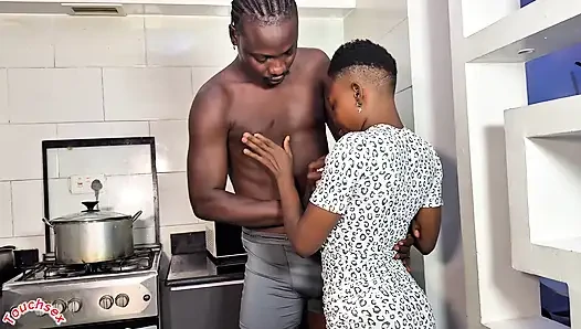 Seksi kız en sert seks yapıyor ve mutfakta orgazm oluyor