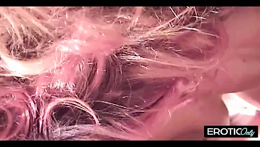 Deutsche Freundin verführt in der Sauna