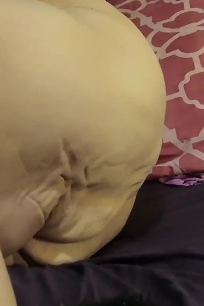 Она становится грязным и грязным мужиком в очках, такая ботанистая