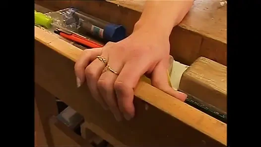 Azgın sürtük patronunu baştan çıkardı, böylece onu sikebilir