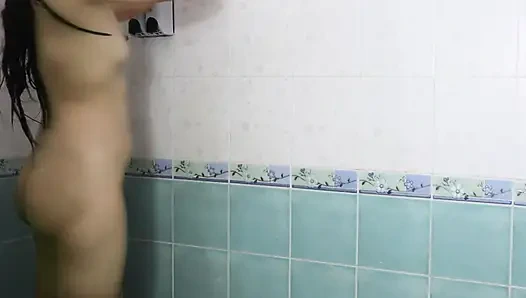 Taylandlı genç kız duş alıyor, pembe meme uçlarını ve pürüzsüz vajinasını gösteriyor. Real Thai Solo