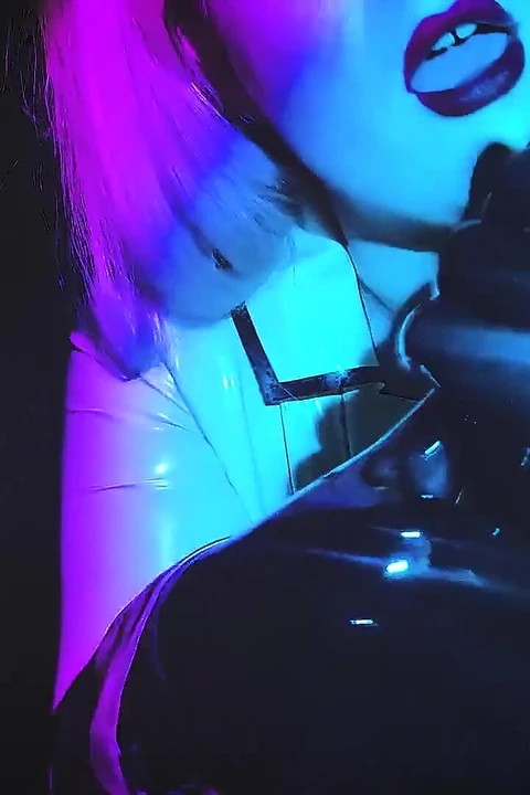 Поклонение перчаткам в латексе