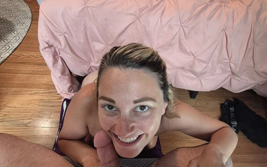 Scarlett yaşlı yarağı emiyor ve sikiliyor