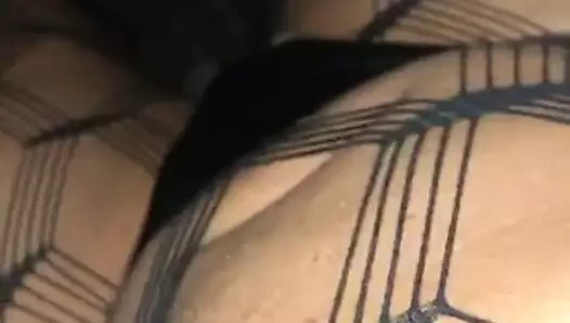 Siyah ayak parmakları file catsuit içinde merdivenlerde açık havada yürümek