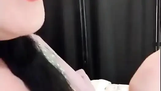 Sevimli sigara içen orta yaşlı seksi kadın kırmızı ruj
