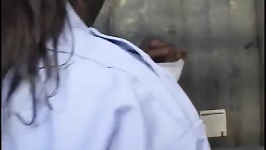 Polis memuru vahşi piliç biraz maceraya atılıp bir mahkumla sikişmek istiyor