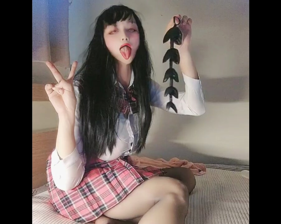 Azgın kız öğrenci muazzam anal genişleyen boncuklarla sert bir anal eğitim seansı sonrası ahegao veriyor.