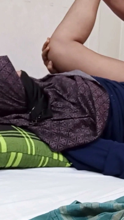 Hijabi Müslüman Hint teyze amcığı ve göt deliği sertçe sikiliyor seks videosu. | Klip 2