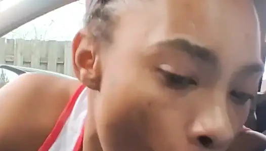 Minyon zenci kadın büyük zenci yarağıyla öğürüyor