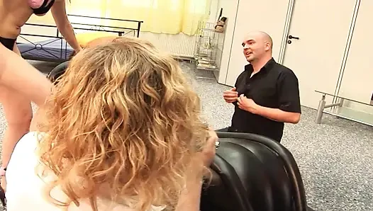 Fransız bebekler yoğun üçlü grup sekste büyük dildo ve yarağı paylaşıyor