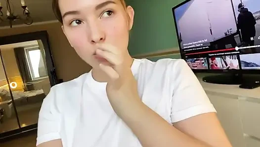 Amcığını çok yakın gösteriyor, mastürbasyon yapıyor ve senin için açılarını değiştiriyor