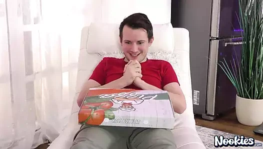 Pizza sürprizi anal sekse dönüşüyor - tina tolley