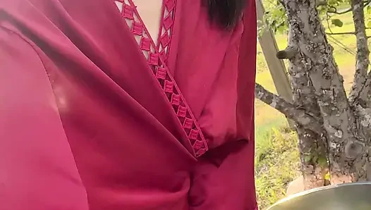 Çiş hana bahçenin dışında