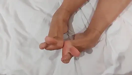 Selena'nın ayaklarına yakın çekim mastürbasyon