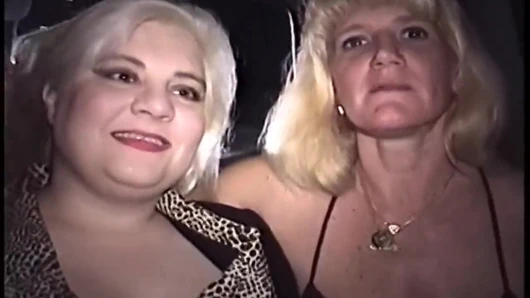 Sarışın orta yaşlı seksi kadın delikten çıkan yarağı emiyor ve damlayan döl götünü gösteriyor