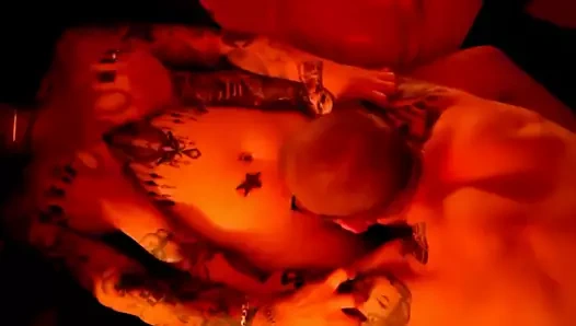 Dövmeli Asyalı sürtük amını yemiş ve gerdirmiş.