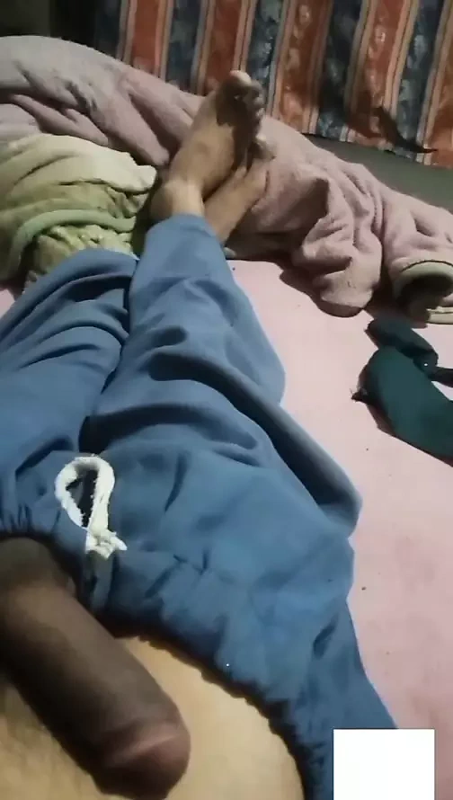 Asim xsim büyük yarak gösteriyor ve mastürbasyon yapıyor