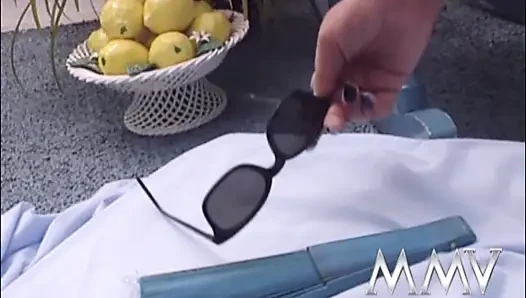 Muhteşem esmer büyük göğüslerini gösteriyor