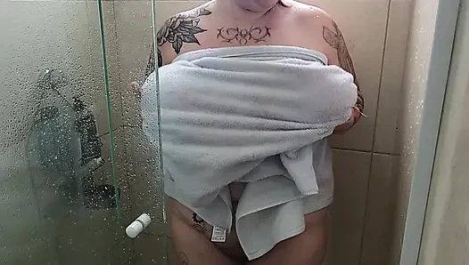 Spor Salonundan Sonra Duş Alıyor