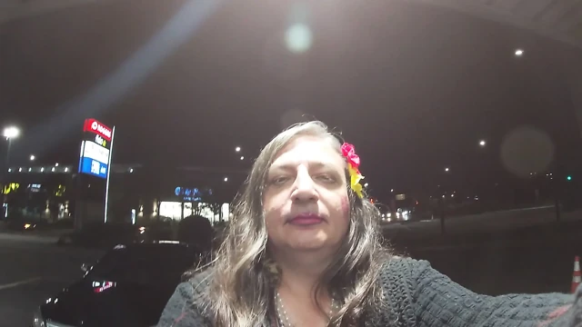 Olgun transeksüel kadın kılıklı kadın geceleri otoparkta yalnız ve azgın.