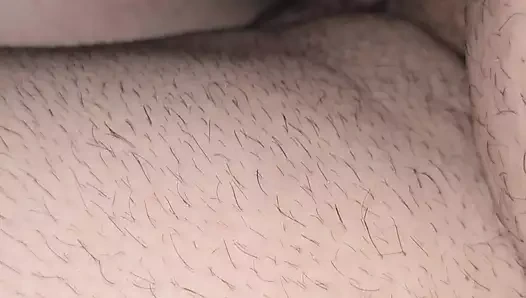 Üvey oğlunun yarağı neredeyse battaniyenin altında üvey annesinin eline giriyor