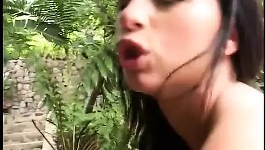 Seksi bayan arka bahçede yarağa biniyor