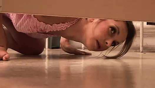 Oda arkadaşım ilk anal sahnesinde altın saçlı orta yaşlı seksi kadın