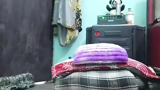 Yenge yatakta otururken amını gösterdi