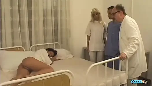 Bu biseksüel tıbbi personel üyeleri her zaman istekli bir hastayı sikiyor