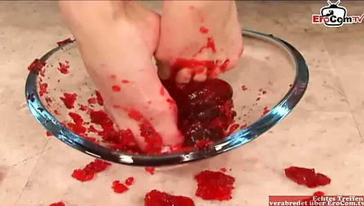 Esmer genç ayakları ile oynuyor ve onlara bir cumshot alıyor