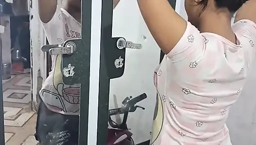 Hintli eski ateşli evli kadın erkek arkadaş gecesi tek başına yemek pişirme zamanı