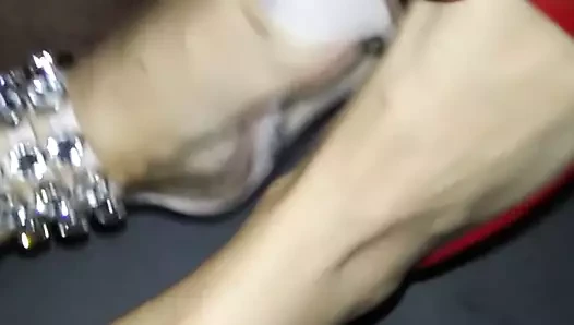 Sandalet ve kırmızı topuklu ayakkabılara boşalmak