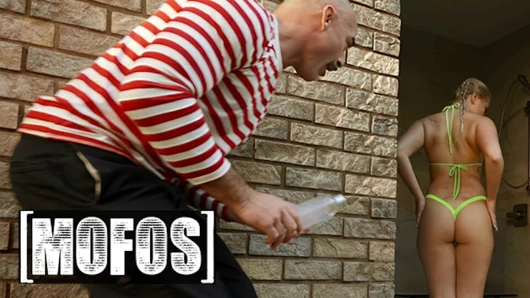 Charles dera, Harley King'in sabununu götüne ovmasını izliyor ve onu sikmek için çok azıyor - mofos