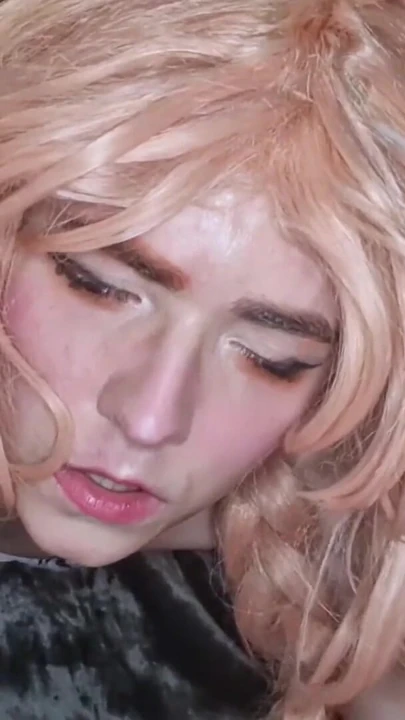 Küçük femboy sürtük büyük yarağı yalıyor ve götünü parçalıyor - prettyboi2000x | Klip 1