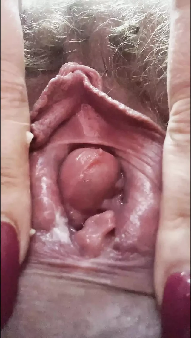 Lina исследует свою киску (подборка)