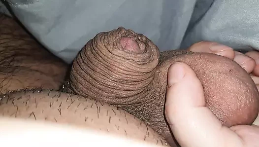 Üvey anne mastürbasyon yaparak üvey oğlunun sikini uyandırmaya çalışıyor