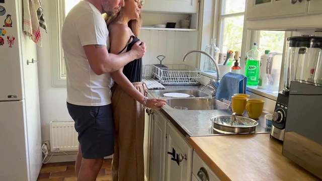 Onu bulaşık yıkarken izlerken çok azdım