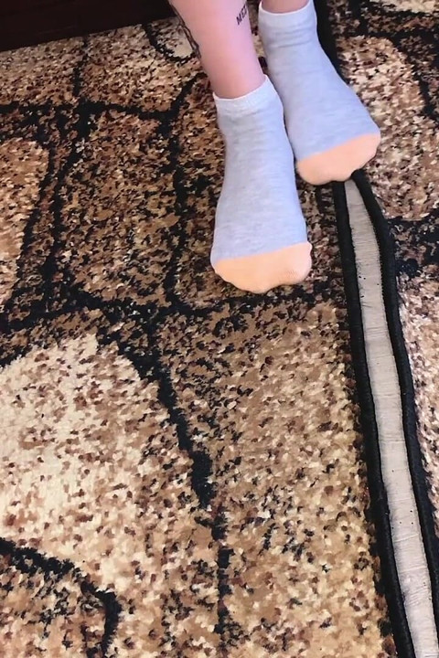 Ayak fetişi spor ayakkabı çoraplı ve çıplak ayaklar /sfw